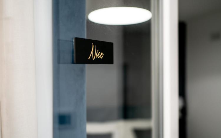 dettaglio ingresso interno con porta elegante e finiture moderne