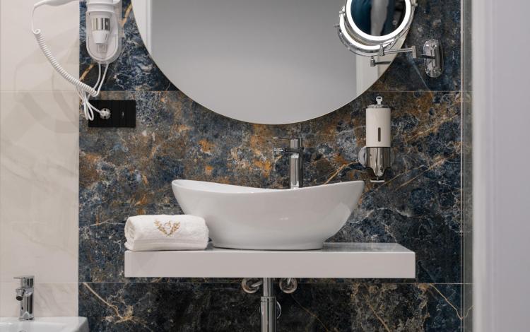 lavabo rotondo moderno in bagno elegante con finiture di design