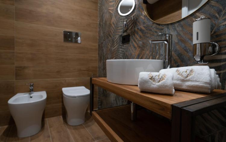 bagno privato con rivestimenti eleganti e dettagli curati