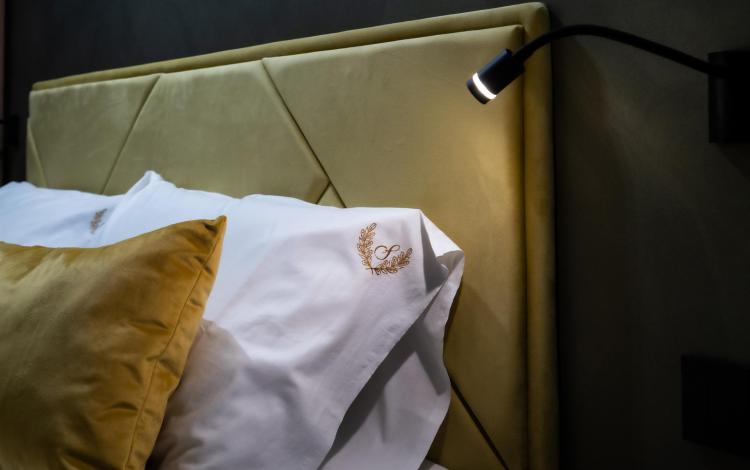 letto matrimoniale con illuminazione calda b&b a Sciacca centro
